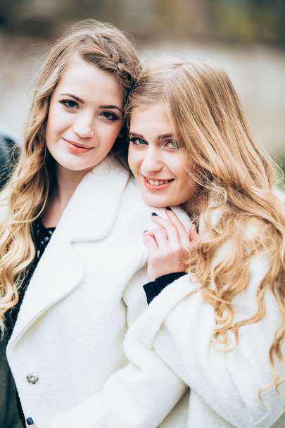 hermosas chicas en abrigos blancos
 - Foto, Imagen