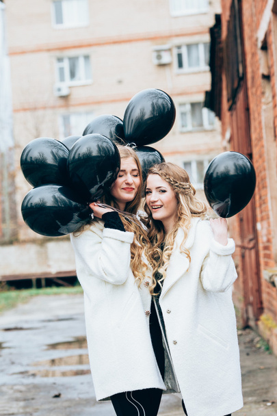 meninas bonitas com balões pretos
 - Foto, Imagem