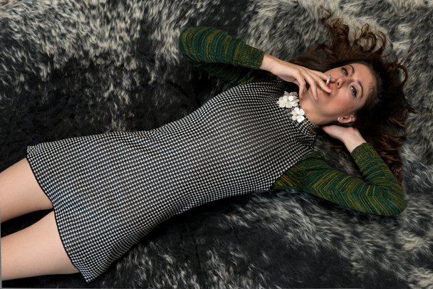 młoda kobieta pali, leżącego w dywan - Zdjęcie, obraz