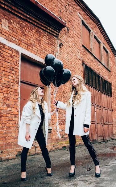 beautiful girls with black balloons - Foto, afbeelding