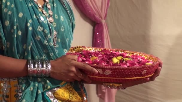 Λουλούδια για την τελετή του γάμου στο Ρατζαστάν, Ινδία - Πλάνα, βίντεο