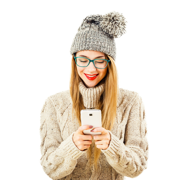 Smiling Winter Hipster Girl in with Mobile Phone on White - Foto, Imagen