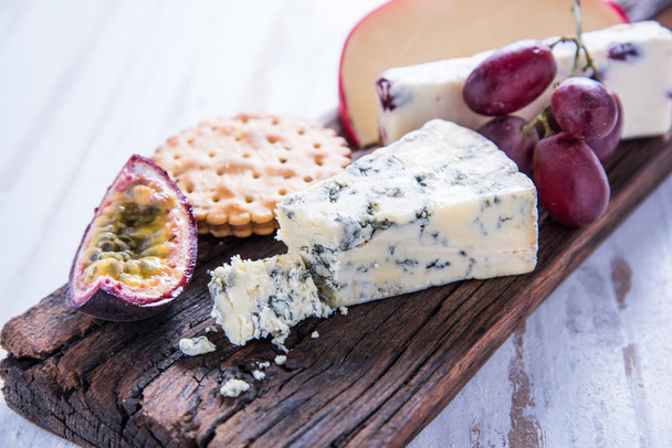 Seleção de queijos com figo fresco
 - Foto, Imagem