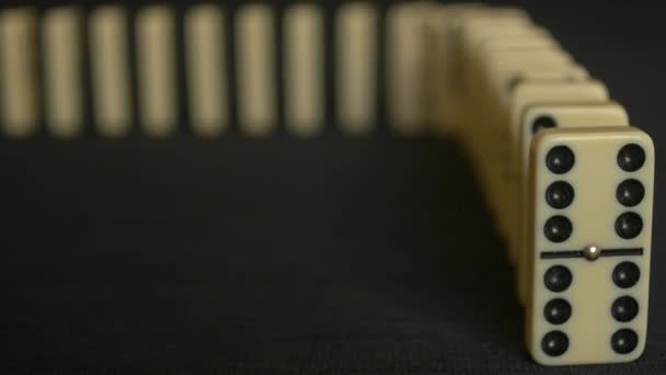 Domino vaikutus etuosan laukaus lähikuva hidastettuna
 - Materiaali, video