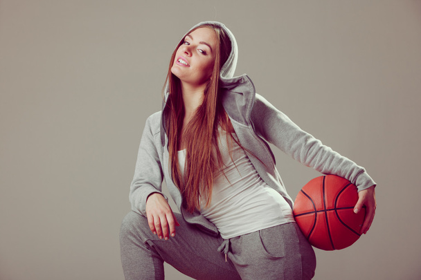 girl holding basketball. - Fotoğraf, Görsel