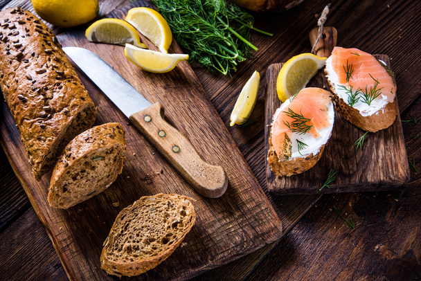 Pane fresco con salmone affumicato
 - Foto, immagini