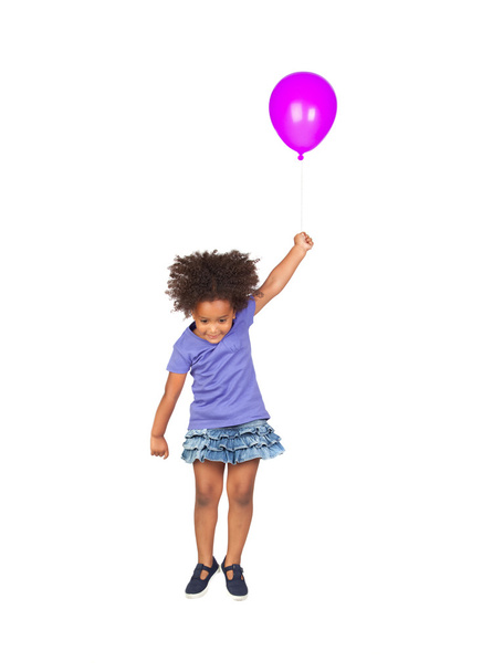 Adorabile bambina africana che vola con un palloncino viola
 - Foto, immagini