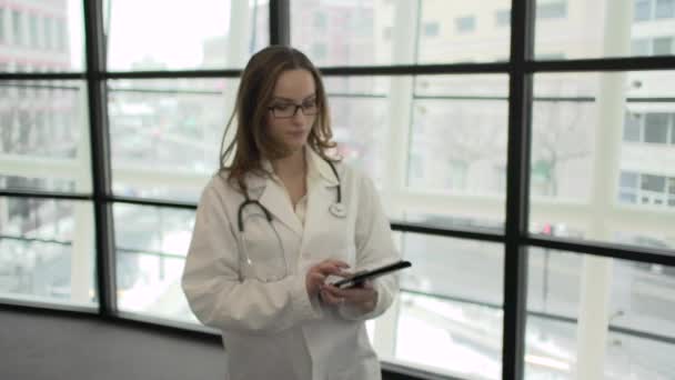 Σκηνή ενός νεαρού επαγγελματία υγειονομικής περίθαλψης - Πλάνα, βίντεο