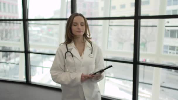 Szene einer jungen Ärztin - Filmmaterial, Video