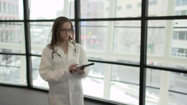 若い医療従事者のシーン - 映像、動画