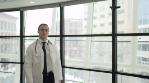 Scena młodych pracowników służby zdrowia - Materiał filmowy, wideo