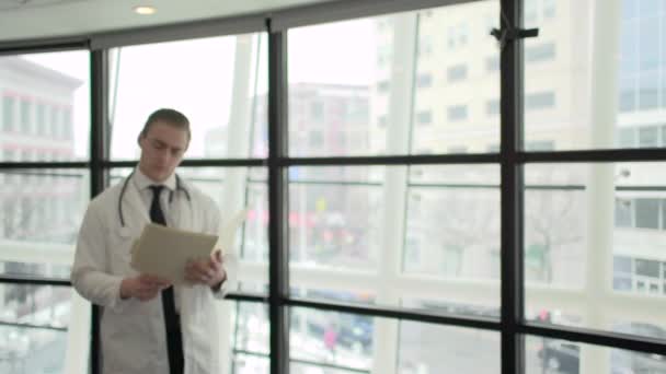 Scene of a young health care professional - Footage, Video