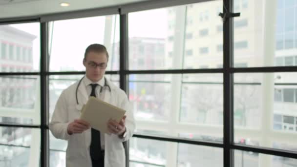 Szene einer jungen Ärztin - Filmmaterial, Video