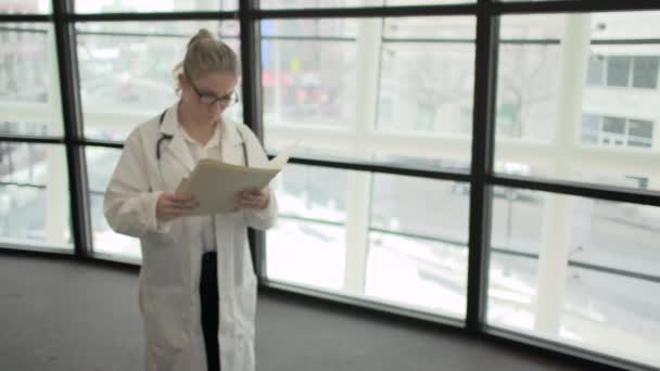 Jelenet a fiatal egészségügyi szakember - Felvétel, videó
