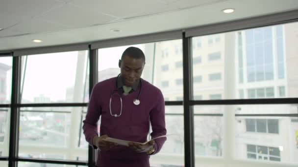 Jelenet a fiatal egészségügyi szakember - Felvétel, videó