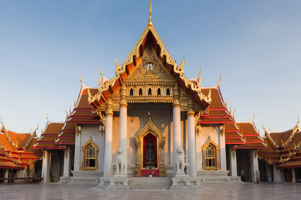 Templo de mármol o Wat Ben con cielo azul claro
 - Foto, Imagen