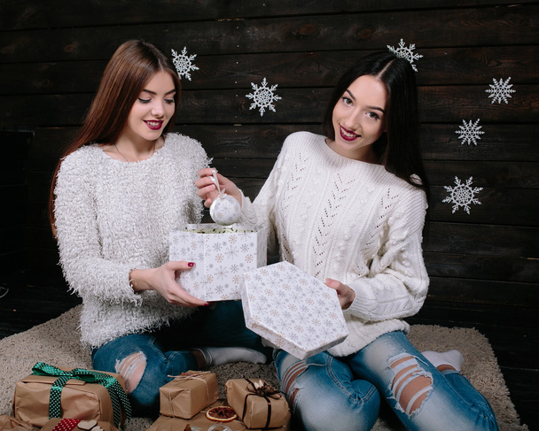 deux belles filles ensemble déballer des cadeaux
 - Photo, image