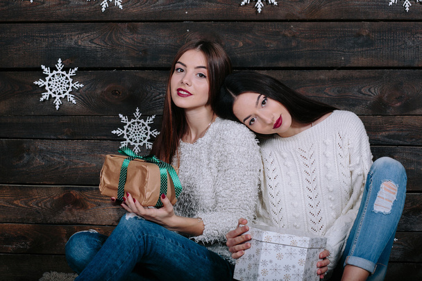 retrato de dos hermosas chicas en Navidad
 - Foto, Imagen