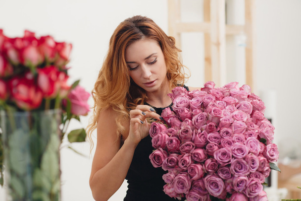 Beautiful female florist in flower shop - Foto, Imagem