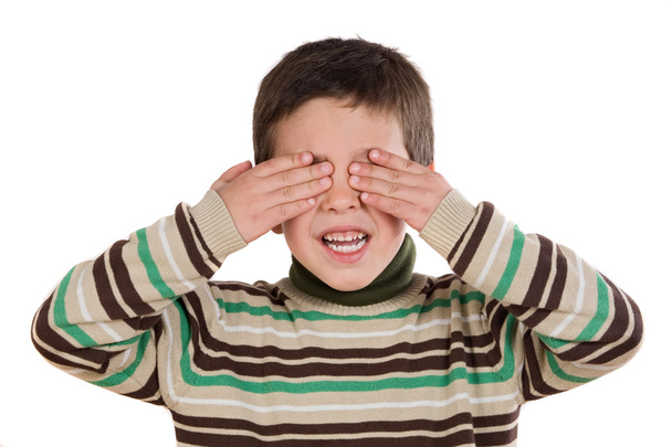 Lustiges Kind, das seine Augen verdeckt - Foto, Bild