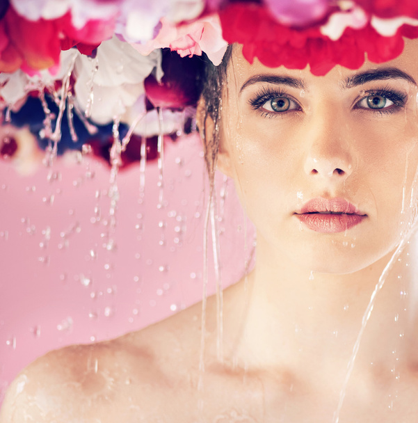 Bonita flor ninfa tomando una ducha caliente
 - Foto, imagen