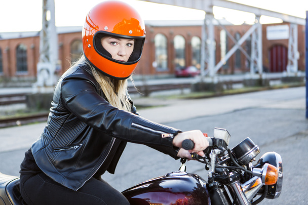 Dziewczyna z kaski motocyklowe - Zdjęcie, obraz
