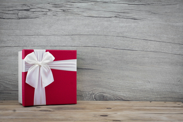 Χριστούγεννα φόντο με στολίδια, κόκκινο κουτί δώρου - Φωτογραφία, εικόνα