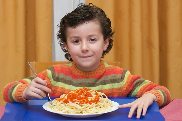дитина їсть
 - Фото, зображення