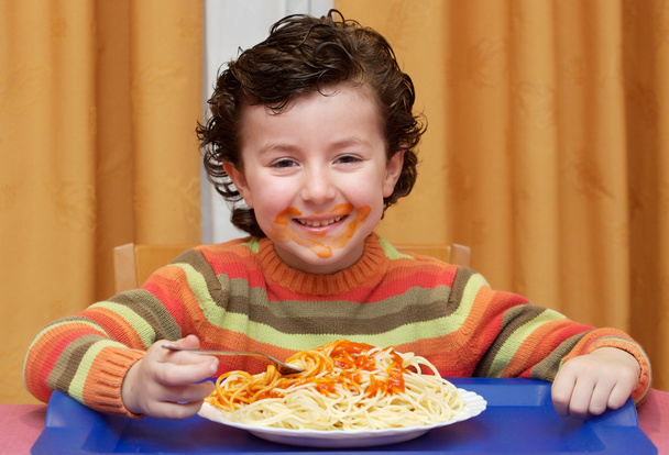 Enfant manger dans sa maison
 - Photo, image