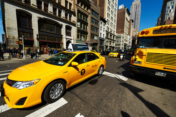 Κίτρινο ταξί στην οδό - Φωτογραφία, εικόνα