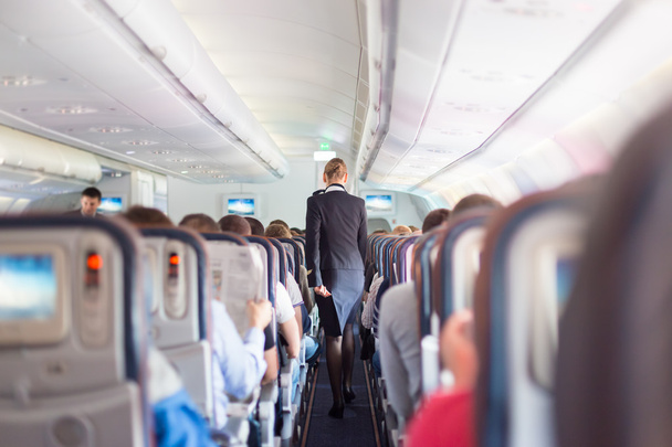 Stewardess és kereskedelmi repülőgépen az utasok. - Fotó, kép