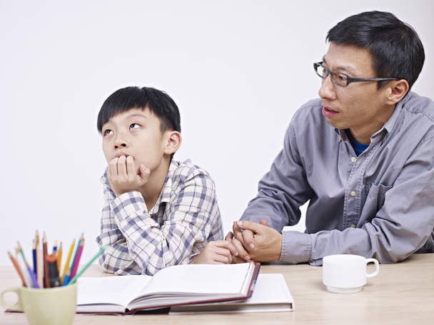 Aziatische vader en zoon met een ernstig gesprek - Foto, afbeelding