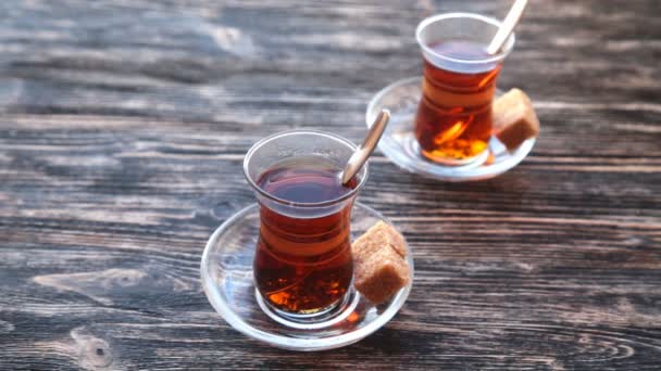 Verser le thé dans une tasse sur une table en bois
 - Séquence, vidéo