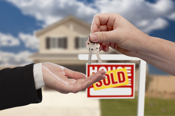 satılan yeni evin önünde evin anahtarlarını teslim - Fotoğraf, Görsel