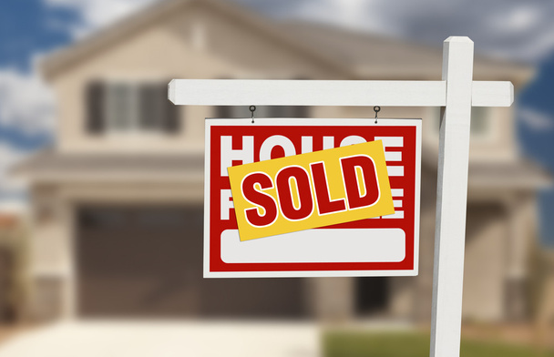 Verkauftes Haus zu verkaufen Schild vor neuem Haus - Foto, Bild
