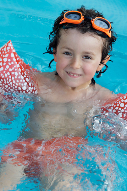 Ребенок в бассейне на отдыхе
 - Фото, изображение