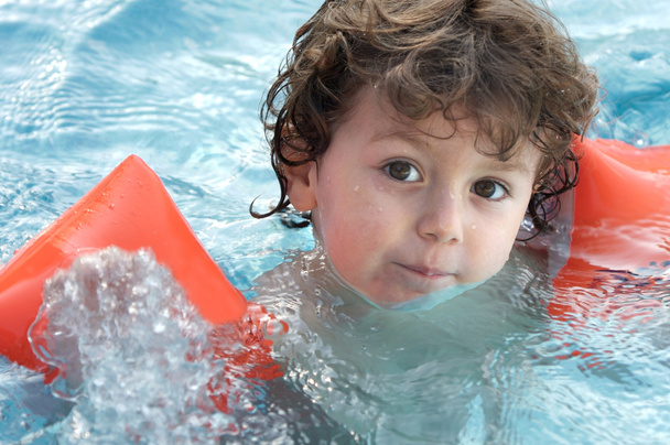 Niño aprendiendo a nadar
 - Foto, Imagen