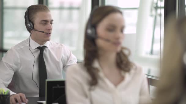 Scène uit een klant ondersteuning of callcenter - Video