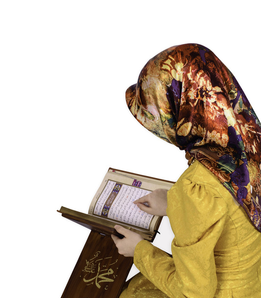 Мусульманская девушка в хиджабе читает Аль-Коран на белом фоне
 - Фото, изображение