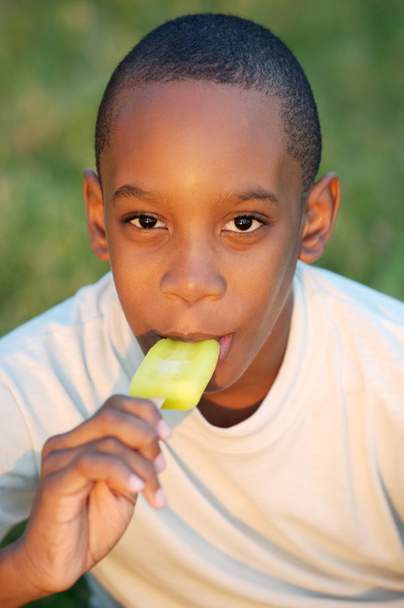 Niño con helado
 - Foto, Imagen