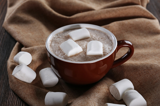 Cup of hot cacao with marshmallow on cotton serviette, close up - Fotografie, Obrázek