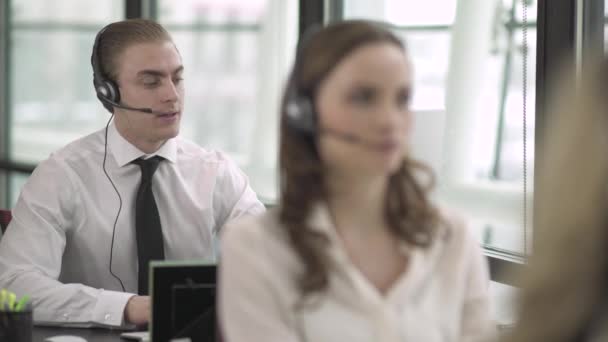Scène uit een klant ondersteuning of callcenter - Video