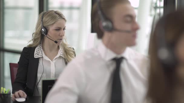 Scena da un servizio clienti o un call center
 - Filmati, video
