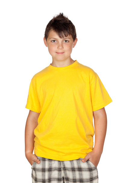 Niño divertido con camiseta amarilla
 - Foto, imagen
