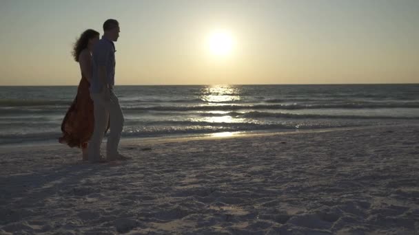 Een paar geniet een romantische strand bij een resort - Video
