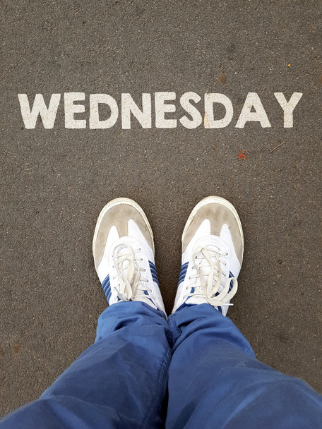 piernas con signo el miércoles
 - Foto, imagen