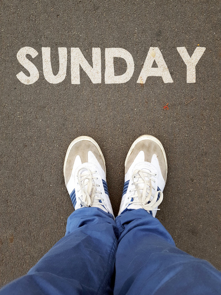 piernas con signo domingo
 - Foto, imagen