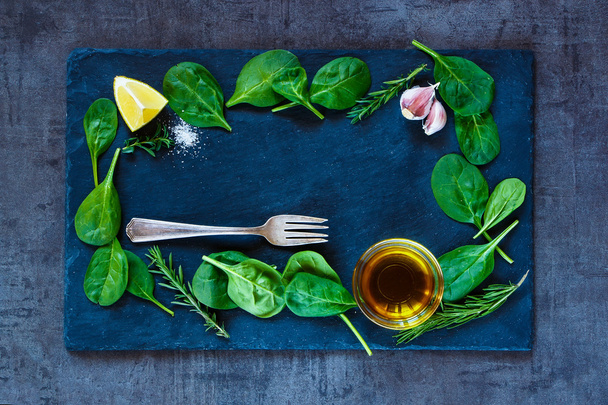 spinach leaves and olive oil - Fotografie, Obrázek