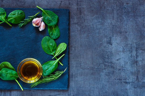 spinach leaves and olive oil - Photo, Image