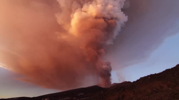 Vulkanausbruch. Ätna bricht aus dem Krater aus - Filmmaterial, Video